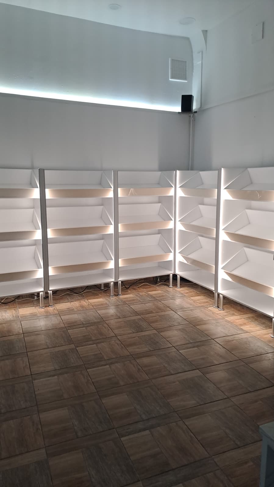 Spații de Depozitare Iluminate